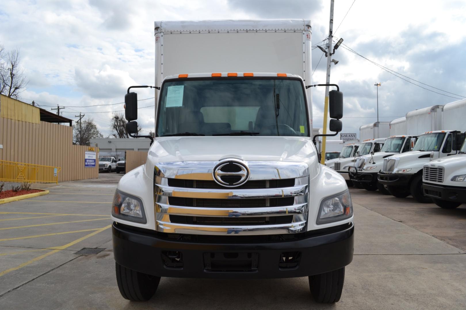 2020 WHITE /BLACK HINO 268 with an JO8E-WU 8.0L 230HP engine, ALLISON 2200HS AUTOMATIC transmission, located at 9172 North Fwy, Houston, TX, 77037, (713) 910-6868, 29.887470, -95.411903 - 25,950LB GVWR NON CDL, 26FT BOX, 13FT CLEARANCE, HEIGHT 103" X WIDTH 102", 2,500LB LIFT GATE, 95 GALLON FUEL TANK, SPRING RIDE, COLD A/C - Photo#1